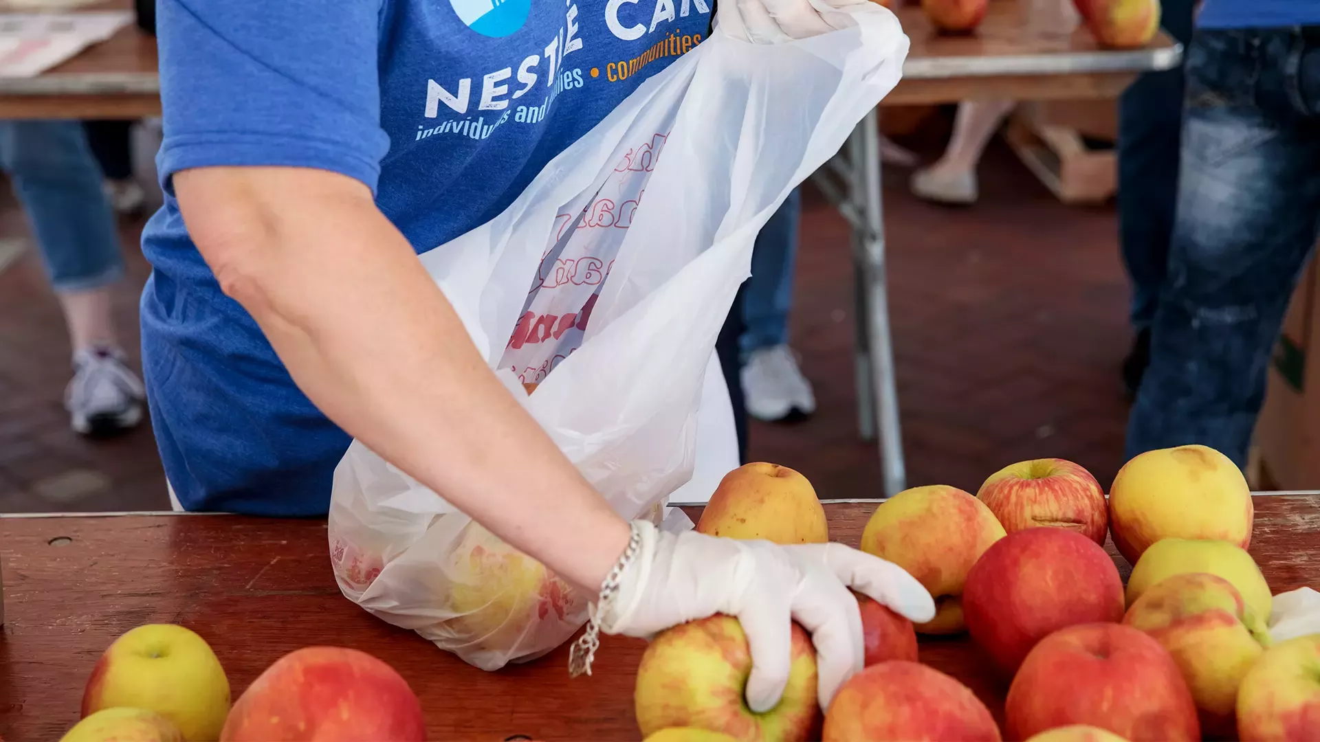 Volunteer packing apples